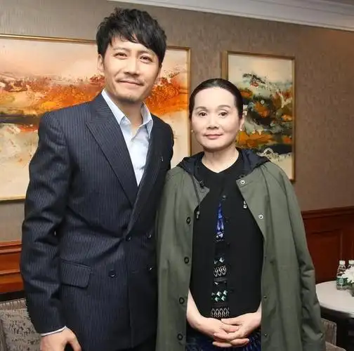 黄轩的"妈妈",出身上海豪门,31岁拿影后,嫁初恋恩爱30