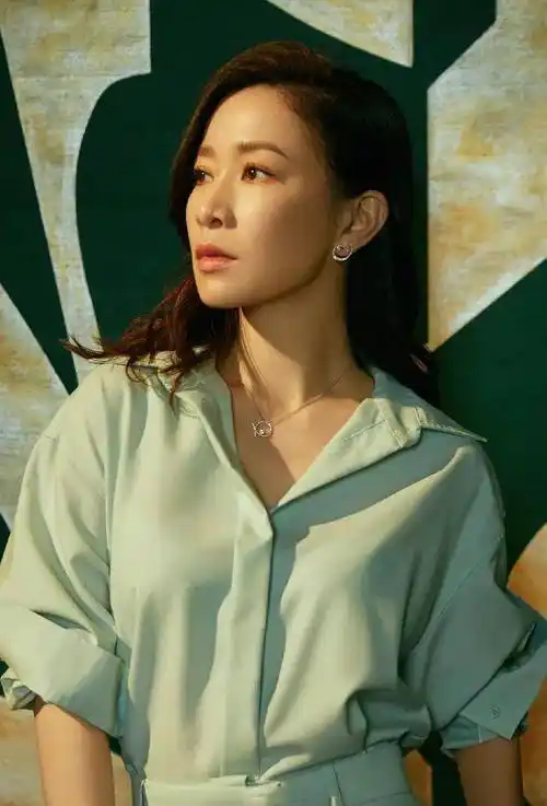 45岁佘诗曼近照状态太好了!