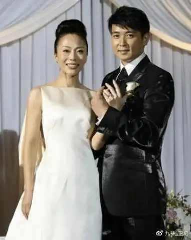 他被称为"最帅老师",娶大6岁妻子,当看到他老婆照片时,竟是