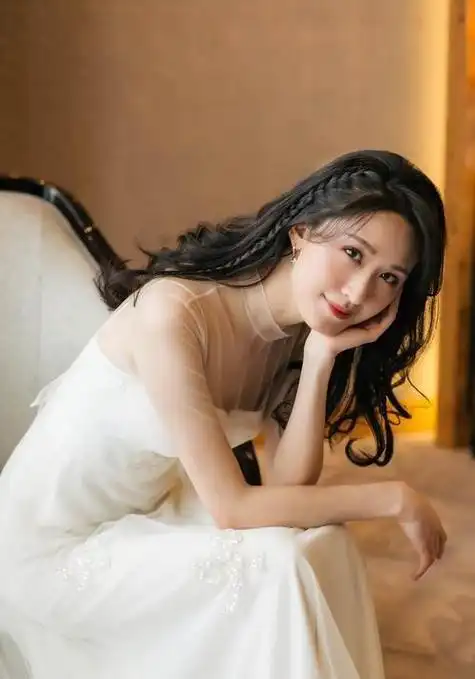 张雯感情生活成为了娱乐圈热门话题,引发众人纷纷猜测其心中藏着何样