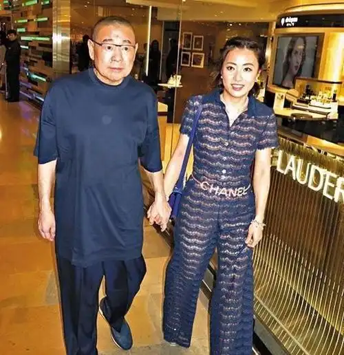 刘銮雄甘比合体亮相换肾后意气风发网友3亿不是白花的