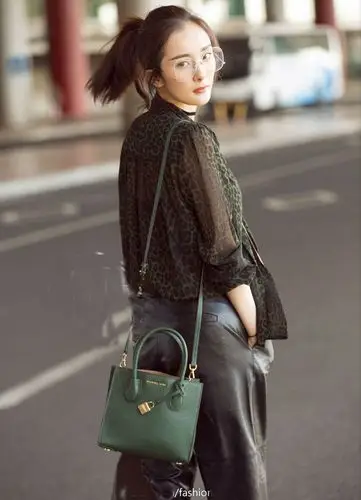 2016秋季新品杨幂机场街拍明星同款绿色豹纹印花长袖衬衫阔.