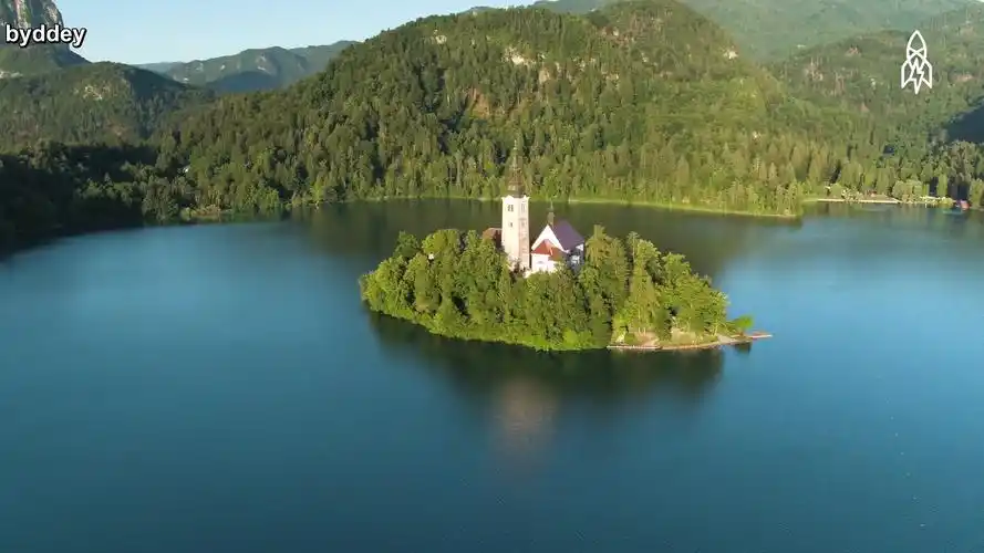 alps, an island on an emerald lake beckons(斯洛文尼亚湖中小岛)