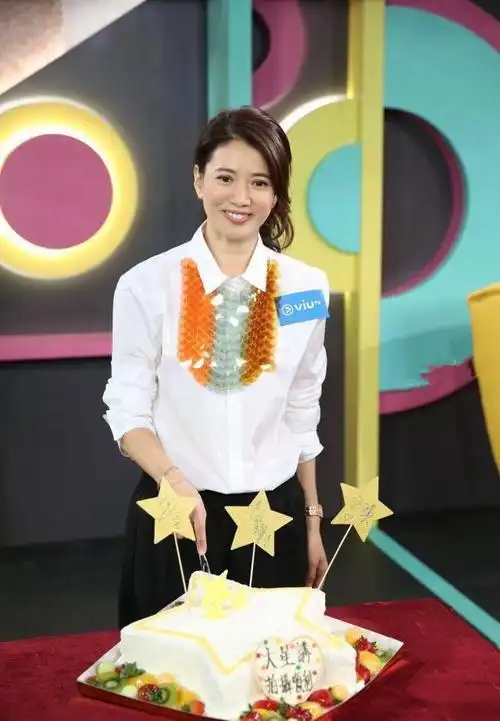 48岁袁咏仪穿一袭包臀长裙显高贵,扎低马尾发型高级漂亮,美腻了