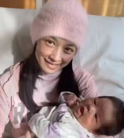 张庭晒8年前"坐月子"照,包裹严实抱着儿子,无美颜镜头很真实_变化