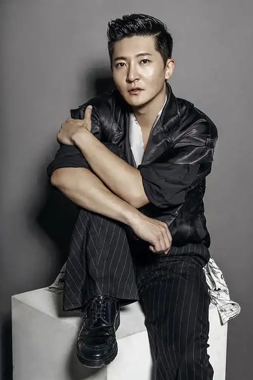 郭京飞绅士帅气写真图片
