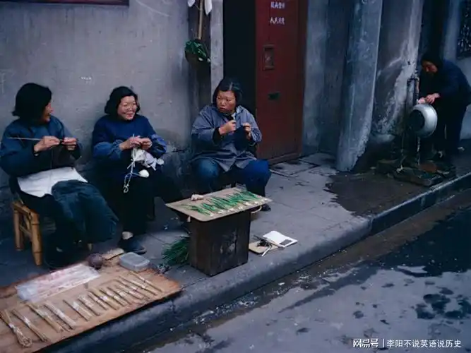 老照片:90年代的上海弄堂,这座浮华城市里的烟火之梦