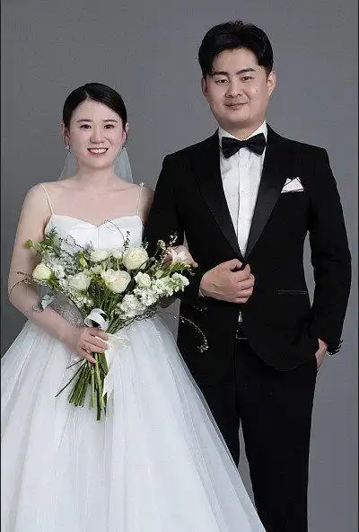 岳云鹏外甥,德云社演员李筱奎深夜晒婚纱照,正式官宣结婚喜讯