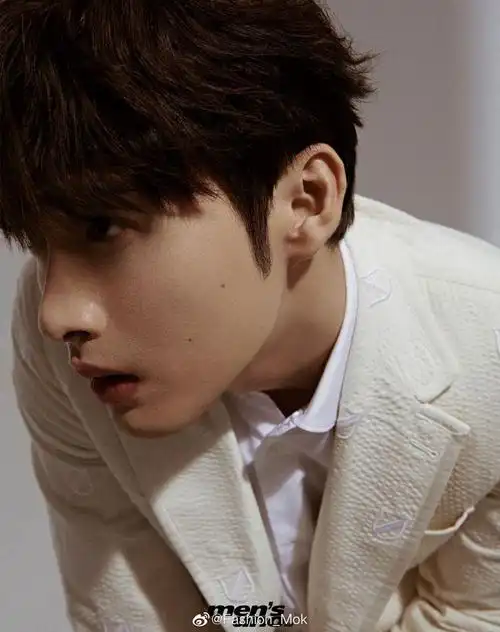 张彬彬侧颜照02展现帅气面庞