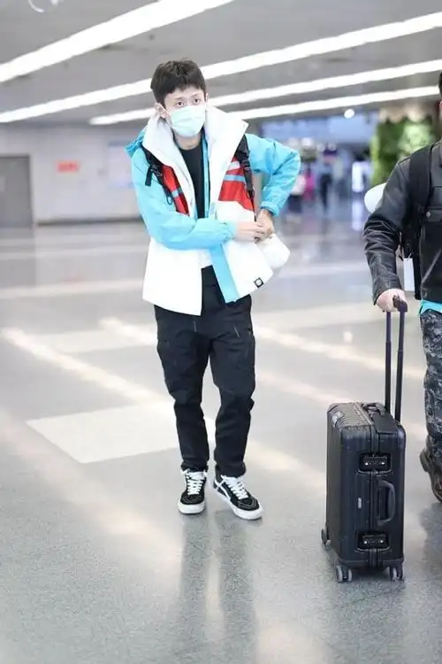 张一山穿上公益装,却仍然有一种痞帅感,素颜的双眼更显疲惫