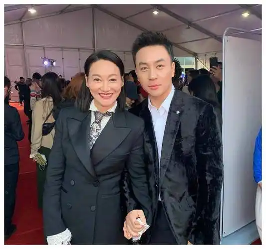 释小龙大晒32岁庆生照!从功夫男孩变成熟硬汉,帅得像换了个人!