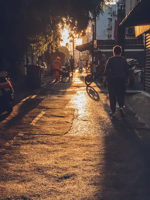 炎炎夏日的黄昏老巷子