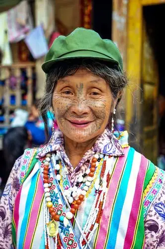 云南怒江州 独龙族纹面女倾尽所有招待客人 热情好客让人感动!