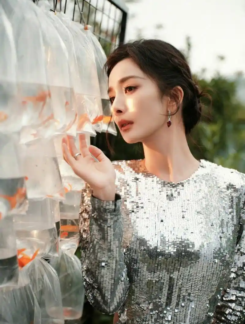 37岁的杨幂身穿银色亮片露背长裙,身材火辣,又白又美.