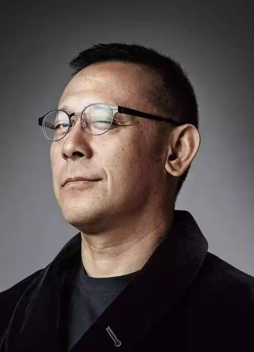 "野马"姜文,爱过刘晓庆,甩过宁静,如今被小15岁娇妻牢牢拴住_时候