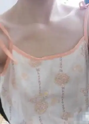 网络平胸大赛走红 妹子胸部被当做鼠标垫(组图)