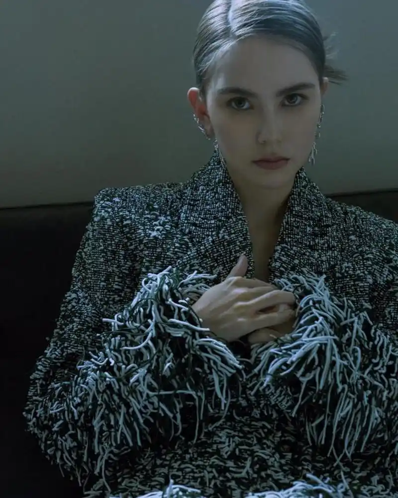 昆凌拍摄时尚杂志封面,被问及未来是否会有新的家庭成员,她表示要看