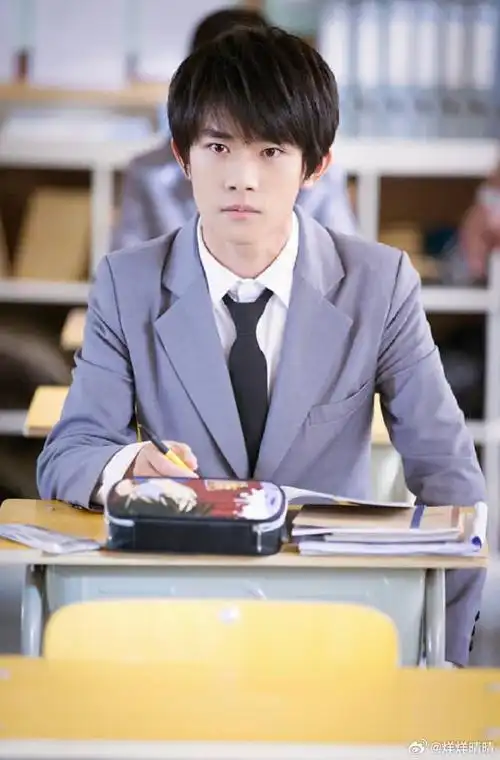 为你祈愿 在落花深处为你撑伞 在微雨滴落求你平安"@tfboys