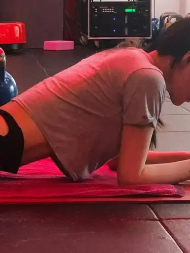 张馨予忙健身练马甲线纤腰翘臀瞩目