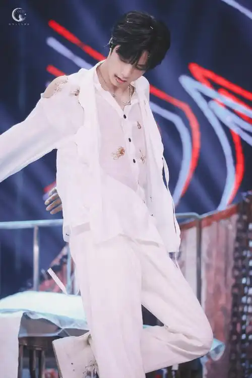 我享受你渴望的每个细节喜欢你偷偷吞口水的喉结@时代少年团-刘耀