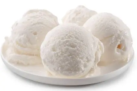 四勺特写在白色背景下被隔离的冰淇淋盘照片