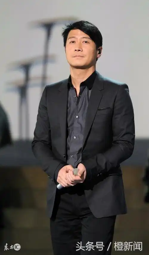 天王玩转高铁世上最远的距离黎明在你身边但你在玩手机