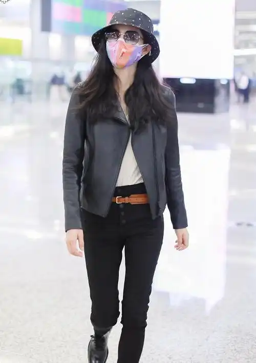 话说韩雪的身材真不是一般的苗条了,净身高有1米70左右,而这苗条的