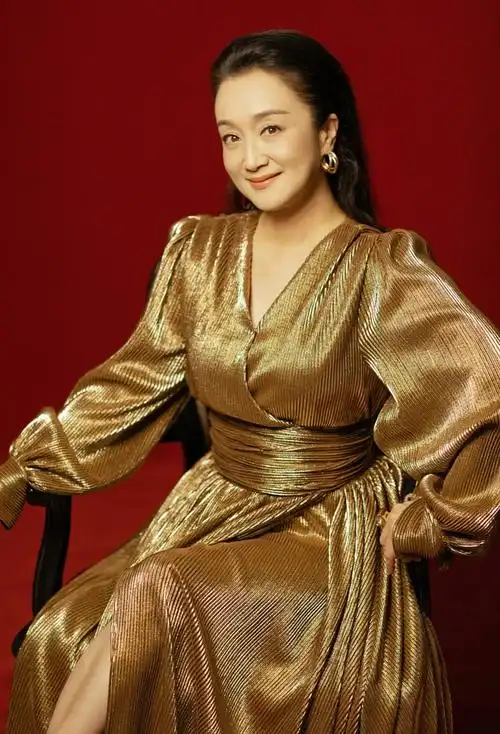 演员杨昆:退休金2500,做直播带货赚钱,遗憾62岁无儿无女