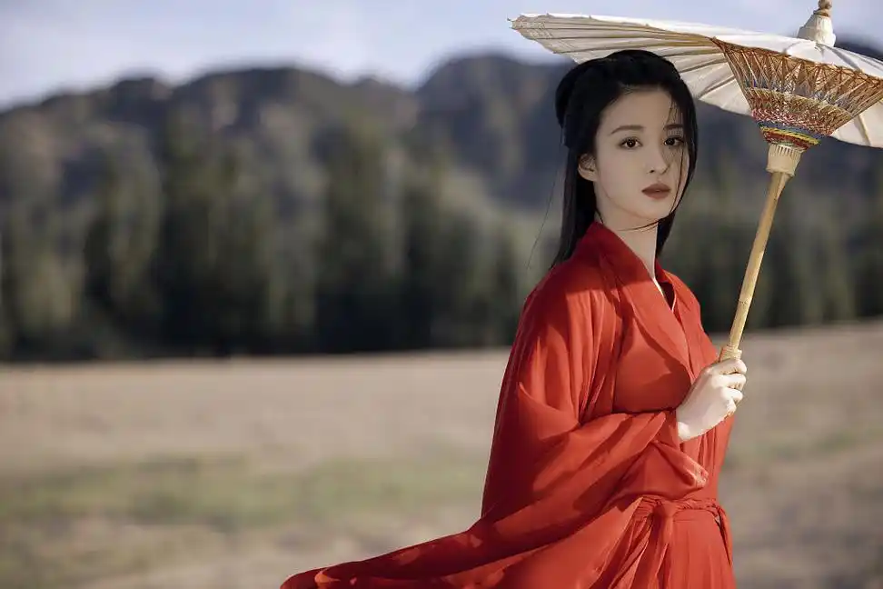 王楚然发带飘飘,古韵十足.王楚然古风写真绝美.王楚然美人提灯.