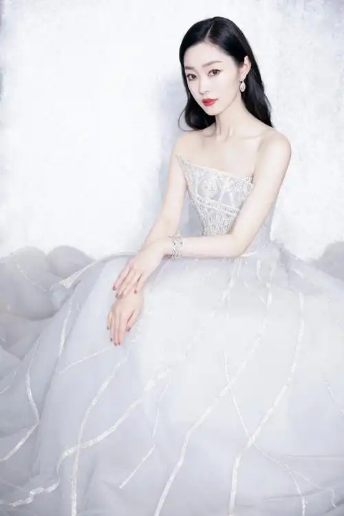 宋轶发布打工人换装vlog_女明星