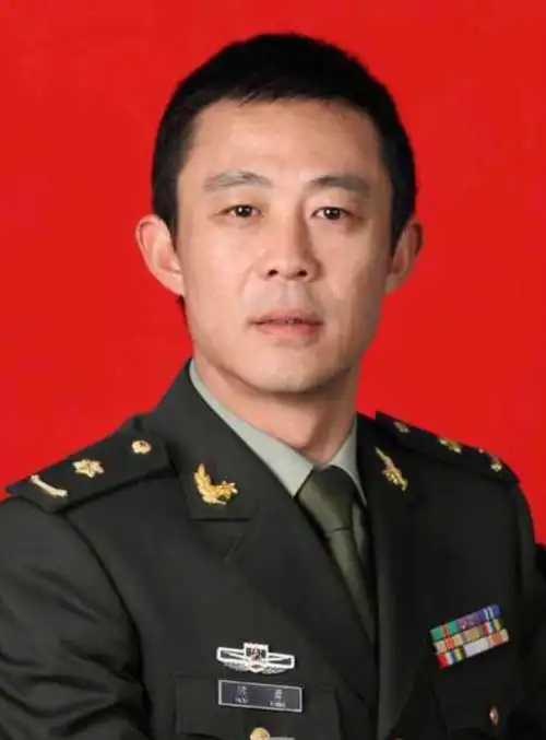 侯勇表示:"1990-2017,从此后……"还晒了一张自己穿着军装的证件照和