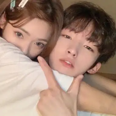 恩爱情侣亲亲抱抱头像高清一对两张的小清新秀恩爱情侣头像图片