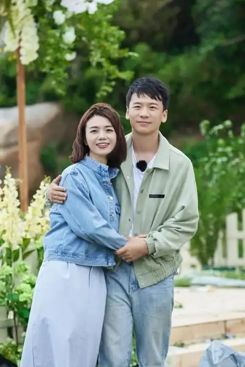 姜潮麦迪娜为新婚夫妻制作"爱情回忆录" 胡海泉安崎空降梦幻婚礼载歌