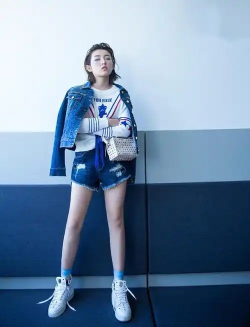 张子枫新造型,露肩衬衫配吊带裙清新甜美,却被溜肩身材拖了后腿休闲区