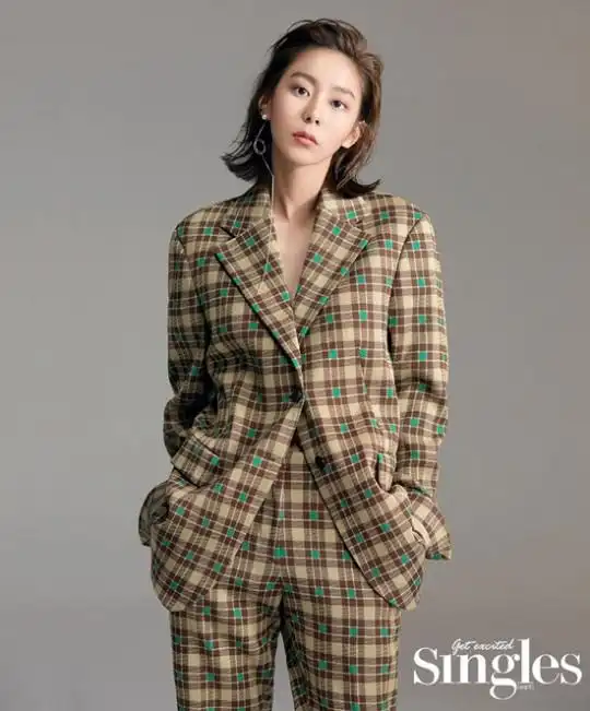 组图:韩女星uee拍时尚写真 穿宽大西装走中性风