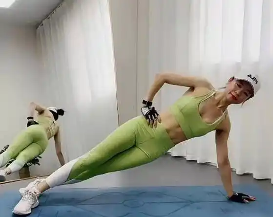 金晨健身照,腹肌线条可太好看了,这才是女明星秀身材的正确方式_肌肉