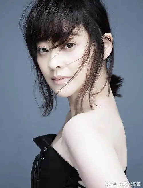 梅婷素颜现身虹桥机场, 眼窝凹陷,皮肤松弛, 老态龙钟愈发明显|大衣