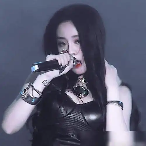 喻言18岁跳舞照流出打扮成熟我却在关注她未遮挡的纹身