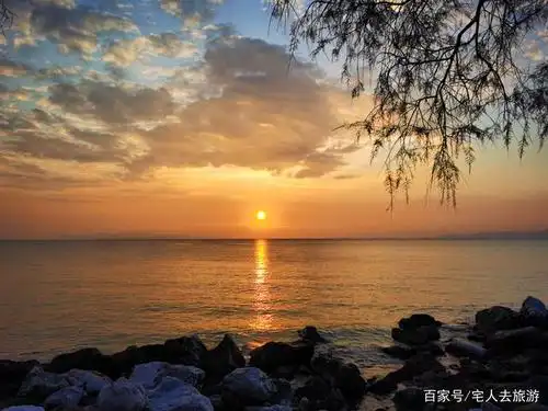 爱琴海拥有世界上最美的日落,此时租上一艘小艇,任其在夕阳的余晖中