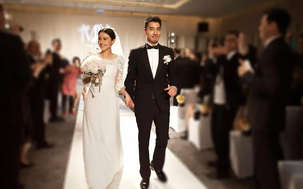 宅男女神高圆圆赵又廷台北婚礼甜蜜婚纱照桌面壁纸