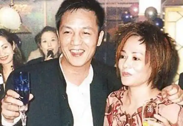 周正毅在19岁时认识了现在的妻子毛玉萍,两人在一起的速度对当时的人