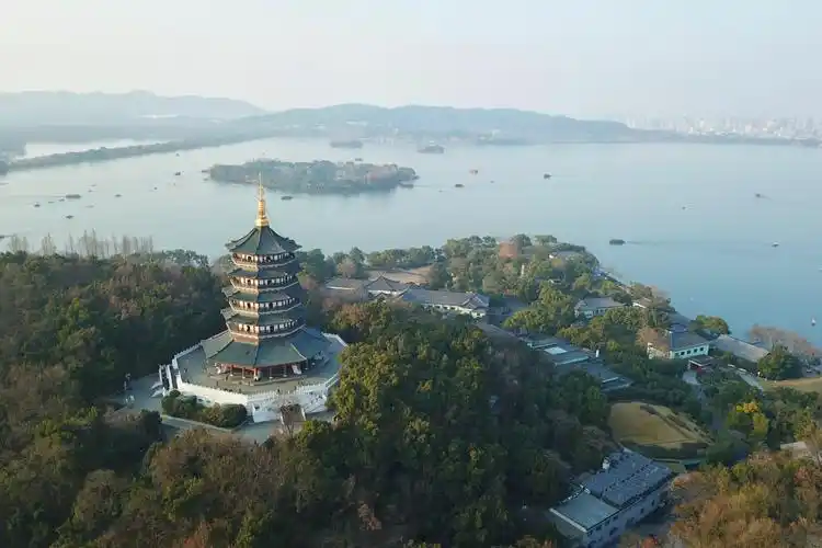雷峰塔在哪个城市(雷峰塔:是杭州市西湖著名景点之一,吸引众多游客