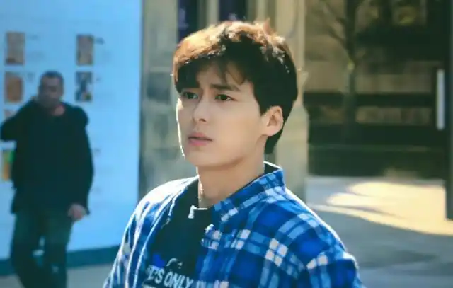 曝李易峰释放照本尊已回老家未婚妻和他分手前员工成香饽饽