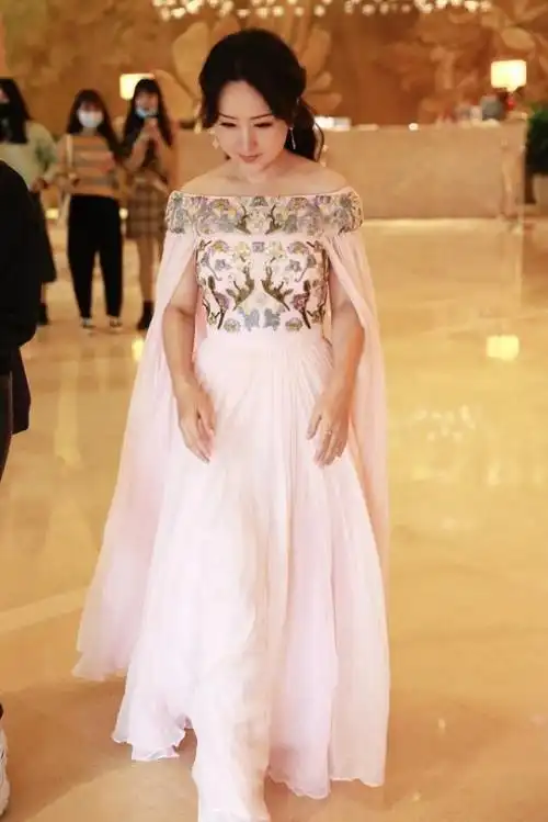 杨钰莹保养得真挺好妆容精致丝毫不见皱纹真不像中年人