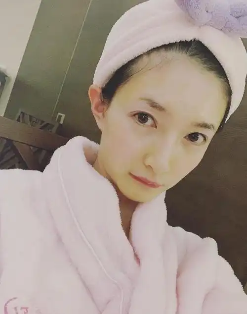 在这张照片中,江疏影没有化妆,但皮肤状态非常好,散发出健康透亮的