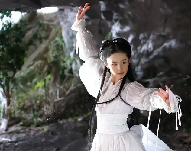 当看到刘亦菲饰演的小龙女,在剧中拂袖舞剑的动作实在太美.