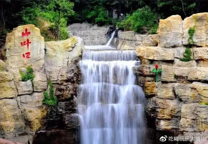 从这座山翻过另一座山,徒步需要几个小时的行程,通过滑索只需3分钟!