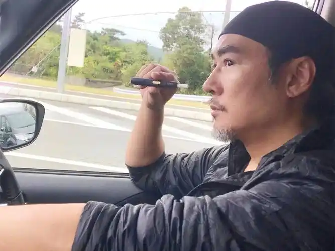 50岁的焦恩俊皮肤黝黑皱纹明显,胡子也变白了