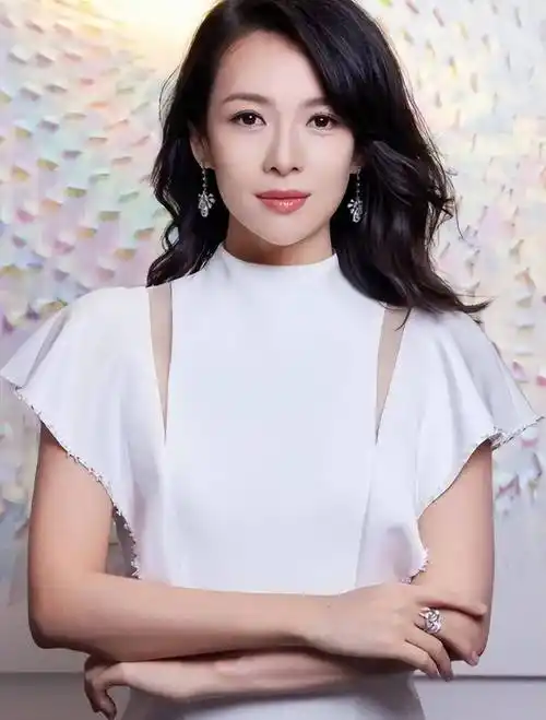 章子怡分手后逆袭,新片《酱园弄》被誉为她的"救赎之作"!泪奔