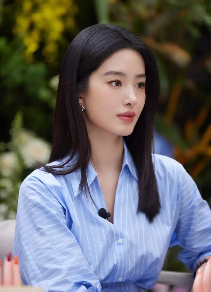 杨采钰黑长直 今天欢乐颂4腾讯直播,杨采钰@杨采钰 一身淡蓝色连衣裙